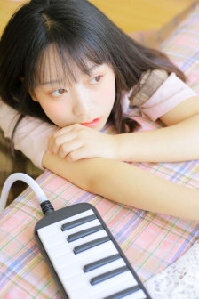 我和年轻的女教师观看